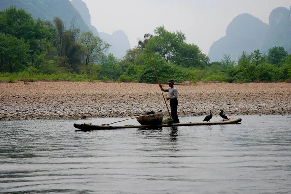 Άντρας Αλιείας Βάρκα Μπαμπού Στον Ποταμό Στο Yangshuo Guilin Κίνα — Φωτογραφία Αρχείου