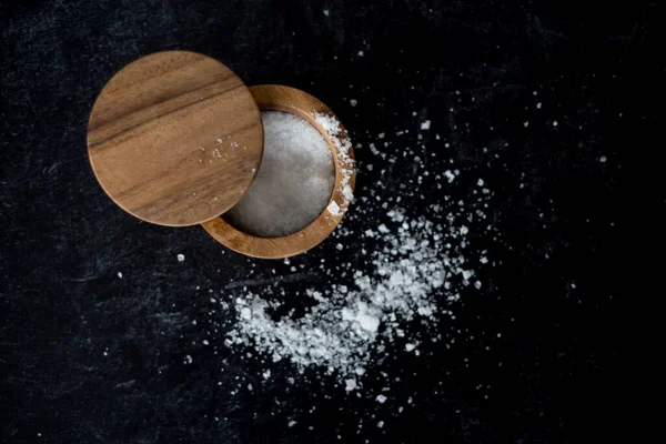 Ovanifrån Högen Organiskt Havssalt Trä Saltbehållare Mörk Lynnig Bakgrund Högkvalitativt — Stockfoto