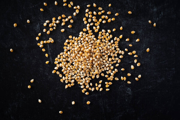 Вид сверху ядер кукурузы на темном фоне. Высококачественное фото. Всё просто. Здоровый. Кулинария, выпечка. 