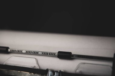 Siyah tuşlu eski klasik daktilonun yakın görüntüsü. Yüksek kalite fotoğraf