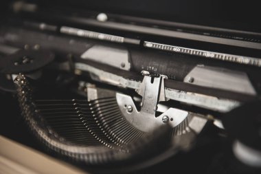 Siyah tuşlu eski klasik daktilonun yakın görüntüsü. Yüksek kalite fotoğraf