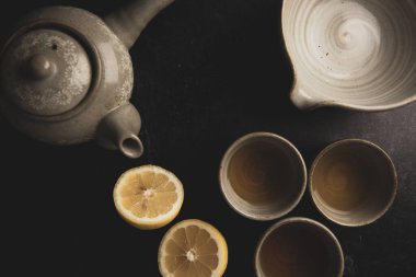 Çay fincanlarına limon ve yaprak çayıyla Kore çayı döküyorum. Yüksek kalite fotoğraf