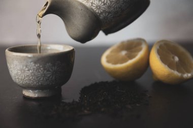 Çay fincanlarına limon ve yaprak çayıyla Kore çayı döküyorum. Yüksek kalite fotoğraf