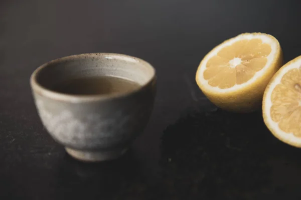 Pouring Korean Tea Teacups Lemon Loose Leaf Tea Teacup Green — Stock Photo, Image