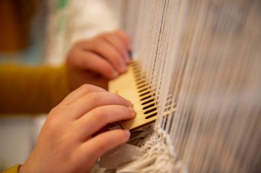 Çocuk el ve dokuma tezgahında çalışıyor. Yüksek kalite fotoğraf