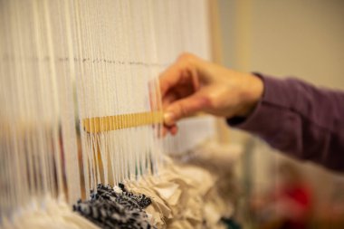 Çocuk el ve dokuma tezgahında çalışıyor. Yüksek kalite fotoğraf