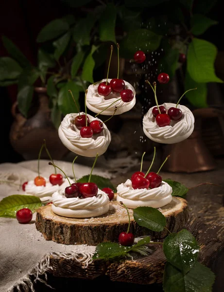 Delicado Postre Con Merengue Aéreo Volador Con Cerezas Naturales Con — Foto de Stock