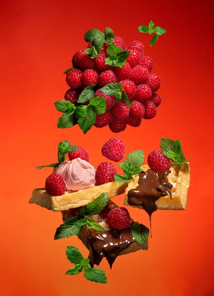 Levitación Con Gofres Vieneses Frambuesas Hojas Menta Con Glaseado Chocolate — Foto de Stock