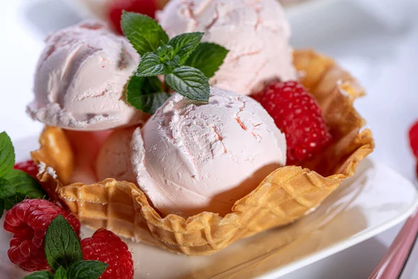 Raspberry Ice Cream Berries Light Background — Stock Photo, Image