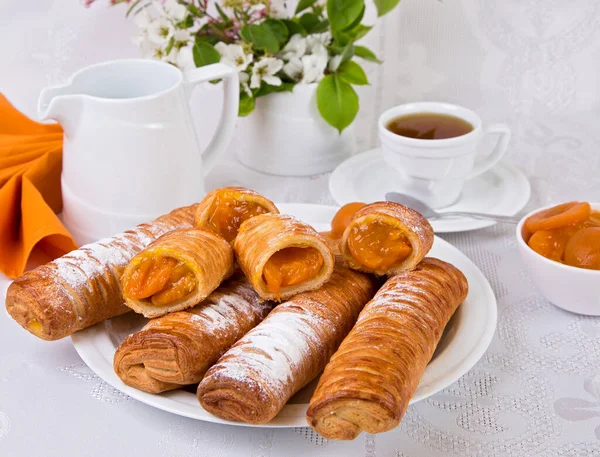 Desayuno Tartas Caseras Rellenas Mermelada Melocotón Plato Blanco Colores Claros — Foto de Stock