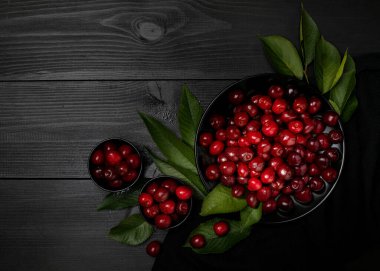 Siyah ahşap bir masada olgun bir kiraz.