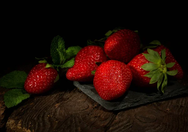 Fresas Maduras Grandes Acostadas Una Mesa Oscura Con Una Servilleta —  Fotos de Stock