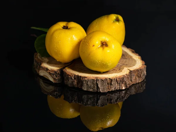 Плоды Спелых Желтых Айвы Деревянном Покрое Черном Фоне — стоковое фото