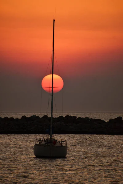 Puesta Sol Verano Con Barco Frente — Foto de Stock