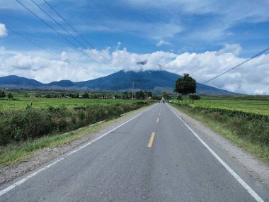 Yeşil dağlar, geçit, manzara, turistik yerler.