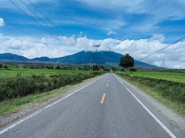 Yeşil dağlar, geçit, manzara, turistik yerler.