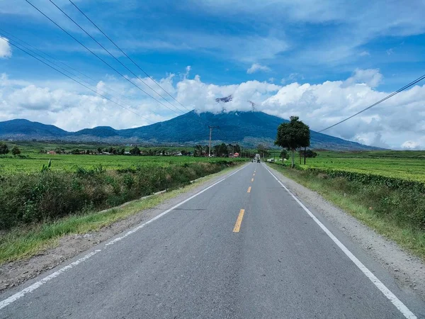 Yeşil dağlar, geçit, manzara, turistik yerler.