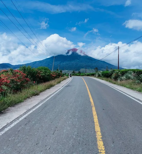 Yeşil dağlar, geçit, manzara, turistik yerler.