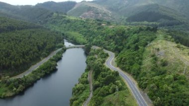 Göl ve Ormanlı Dağ Yolu 'nun Drone' u ile AERİAL Manzarası