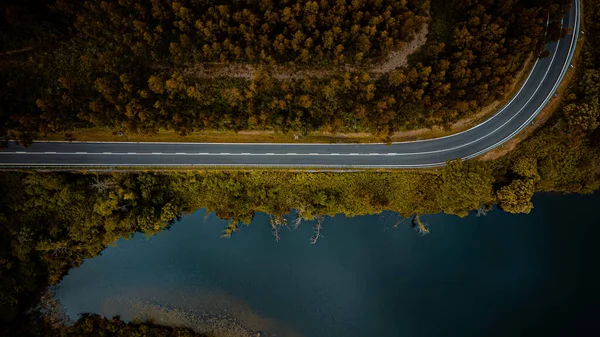 Göl ve Ormanlı Dağ Yolu 'nun Drone' u ile AERİAL Manzarası