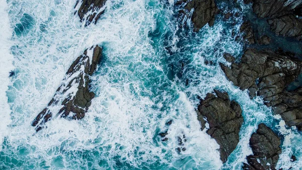 Drone Aerial View Waves Breaking Rocks Coastal Cliff Cloudy Spring — Stockfoto