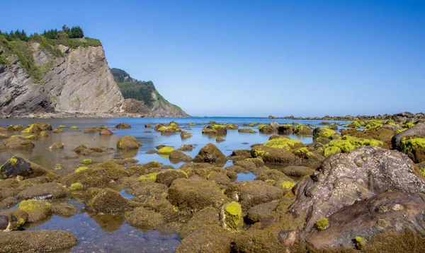 Strand Shore Bei Low Tide Overhanging Rocks Sonntag Des Frühlings — Stockfoto