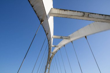 Yıpranmış Beyaz Köprü Kemerleri Güneş Bahar Gününde