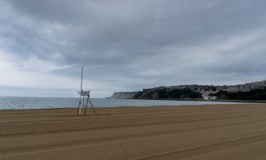 Cloudy İlkbahar Günü 'nde Can Kurtaran Pod' la EMPTY Plajı