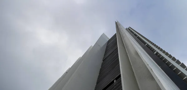 Mimari Bina Bulutlu İlkbahar Günü Vergisel Beyaz Çizgileri ile Bina