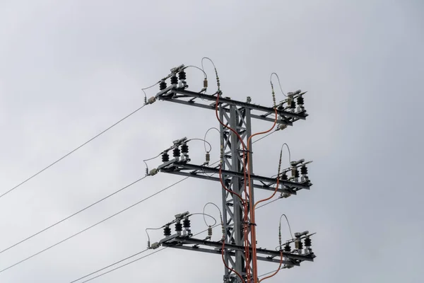 İlkbaharda bulutlu bir günde dağda kablolar bulunan ELEKTRİK BÜYÜK