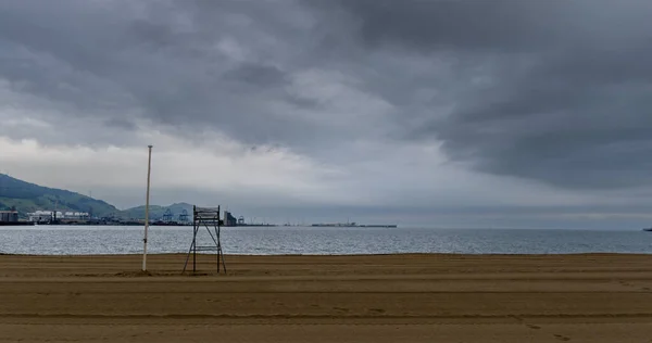 Cloudy İlkbahar Günü 'nde Can Kurtaran Pod' la EMPTY Plajı