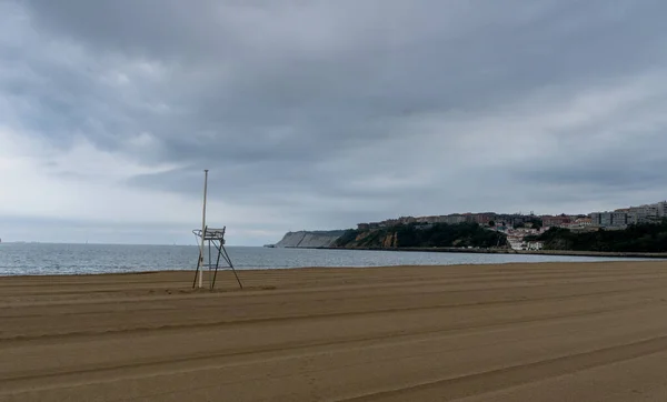 Cloudy İlkbahar Günü 'nde Can Kurtaran Pod' la EMPTY Plajı