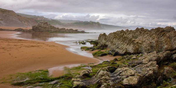 Northern Beach Waves Rocks Cloudy Skies Springtime — Stock Photo, Image