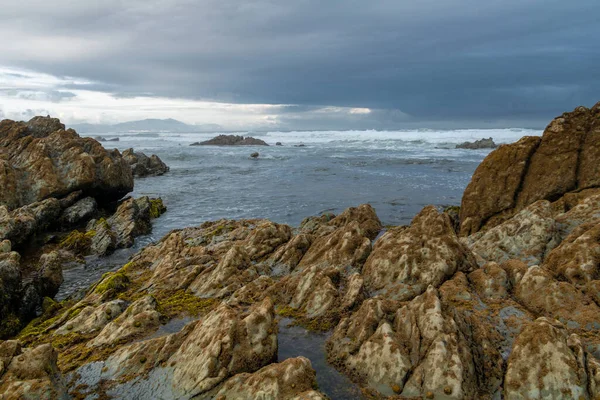 Nordstrand Mit Wellen Und Felsen Unter Cloudy Skies Springtime — Stockfoto