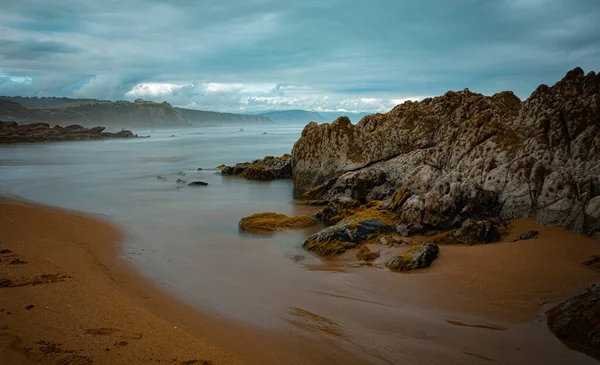 Beach Norte Com Ondas Rocks Cloudy Skies Springtime — Fotografia de Stock