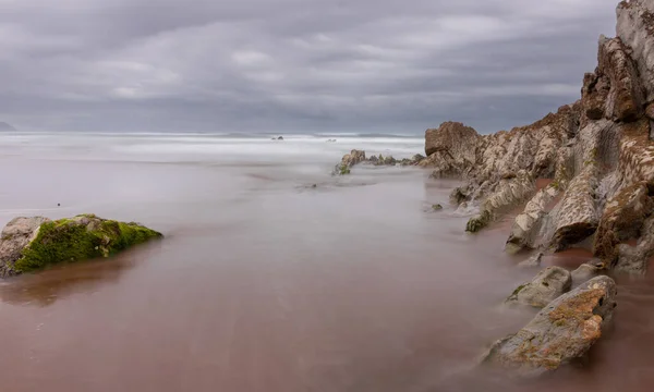 Northern Beach Med Waves Och Rocks Cloudy Skies Springtime — Stockfoto