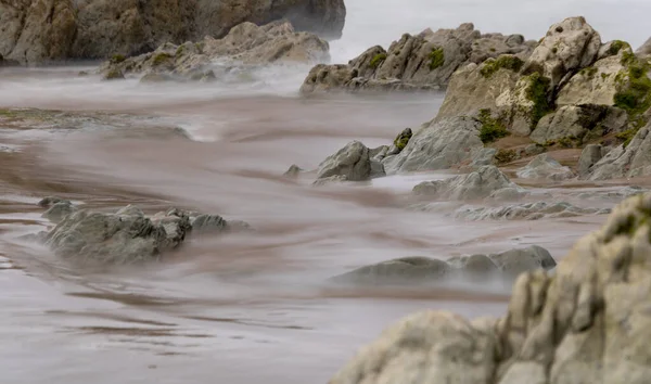 Northern Beach Med Waves Och Rocks Cloudy Skies Springtime — Stockfoto