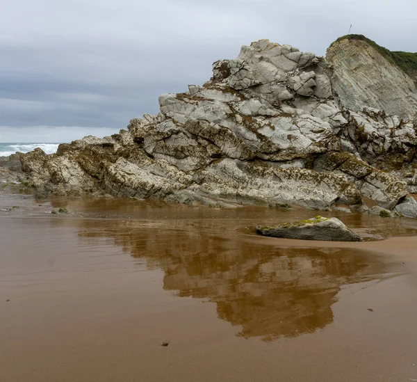 Northern Beach Med Waves Och Rocks Cloudy Skies Springtime — Stockfoto