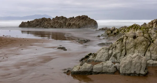 Northern Beach Med Waves Och Rocks Cloudy Skies Springtime — Stockfoto