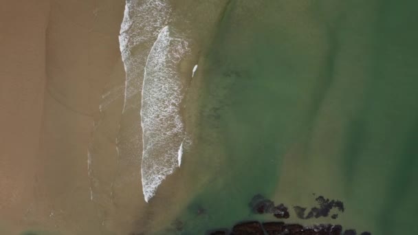 Costa Del Nord Con Spiaggia Onde Sulla Spiaggia Giorno Estivo — Video Stock