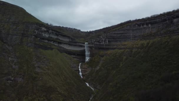 緑の森と滝のある山は ドローン航空機の眺めからの強い水 — ストック動画