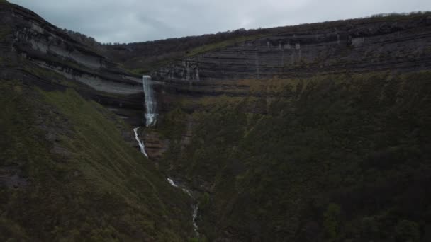 Mountain Met Groenbouw Waterfall Met Strong Water Van Drone Luchtvaartuig — Stockvideo
