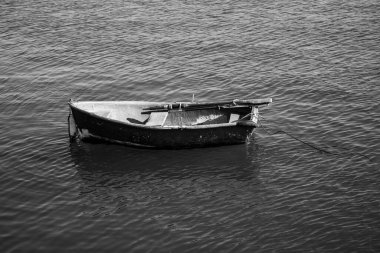 Gemi limana yanaştı. Siyah beyaz sakin bir deniz.