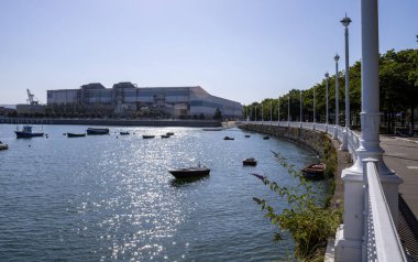 Gemi sakin denizle limana yanaştı.