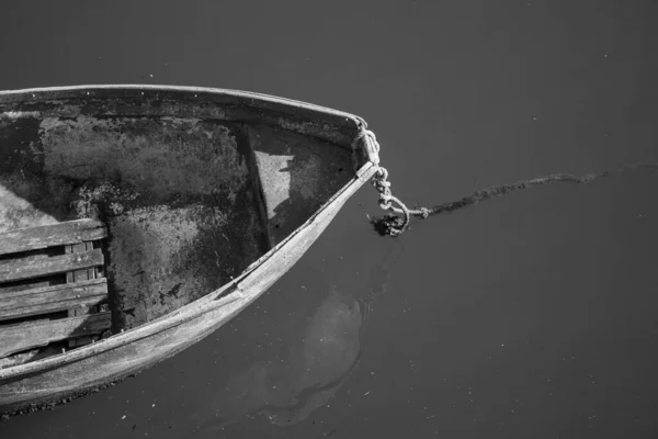 Loď Zakotvená Přístavu Klidným Mořem Černé Bílé — Stock fotografie