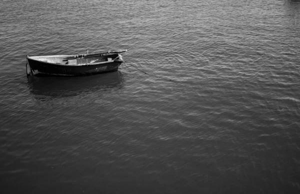 Barco Atracado Puerto Con Mar Tranquilo Blanco Negro —  Fotos de Stock