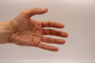 Erkekler, ışık kutusunda beyaz arka planda ellerini açık tutarlar.