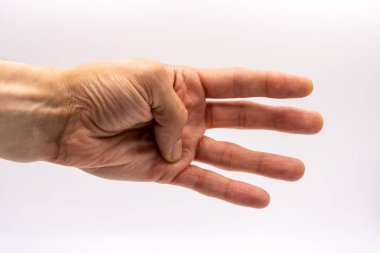 Işık kutusunda beyaz arka planda dört parmağı olan bir adam.