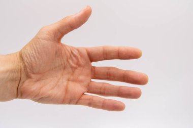 Erkekler, ışık kutusunda beyaz arka planda ellerini açık tutarlar.