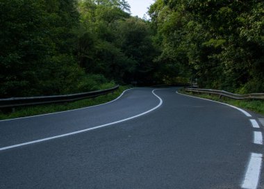 Ormandan geçen yeni asfaltı olan dağ yolu. Kırsal tatil gezisi.